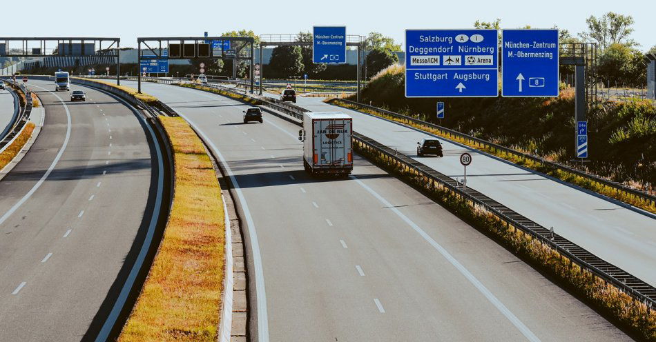 zdjęcie: Obowiązujący zakaz ruchu dla ciężarówek / pixabay/6981161