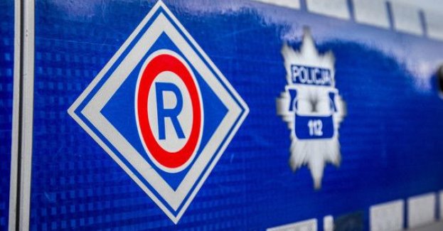 Wjechała na przejazd kolejowy mimo opuszczających się rogatek