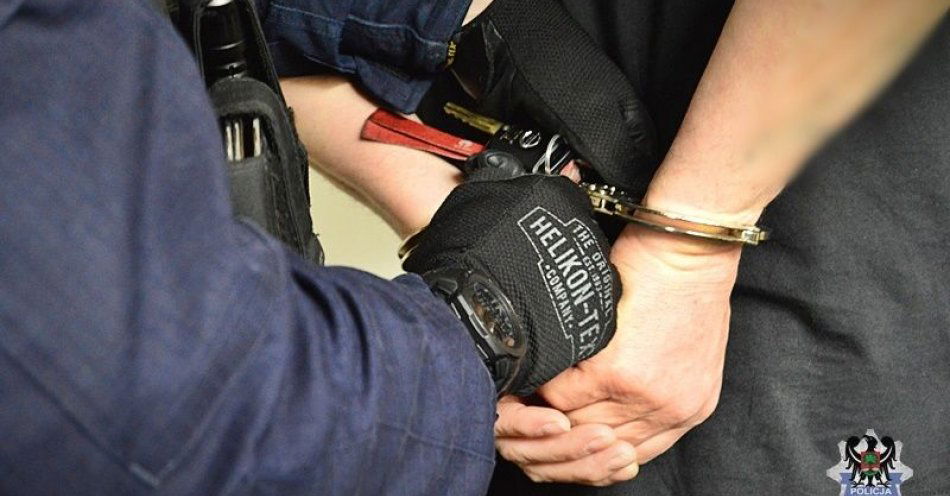 zdjęcie: Ukradł tablicę rejestracyjną, ale nie pamiętał tego, gdyż znajdował się w stanie nietrzeźwości. Był poszukiwany, a policjanci udowodnili mu dwa właman / fot. KMP w Wałbrzychu