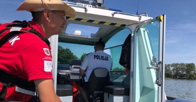 Wioślarze na wodzie i służby też