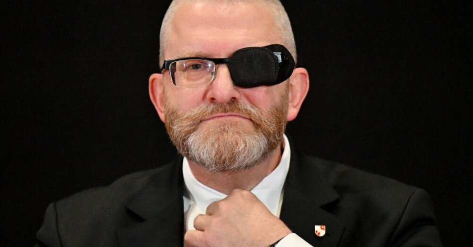 zdjęcie: Grzegorz Braun wśród „laureatów” białoruskiej Nagrody Pokoju i Praw Człowieka / Kielce, 11.10.2025. Europoseł Grzegorz Braun podczas debaty 