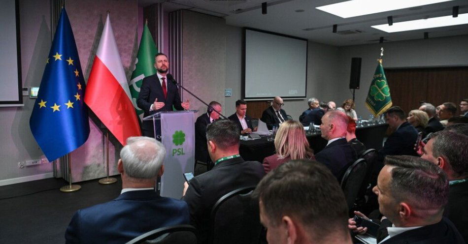 zdjęcie: Kosiniak-Kamysz: liczę, że projekt PSL ws. „SAFE 0 proc.” będzie procedowany po świętach / Warszawa, 28.03.2026. Prezes PSL, wicepremier, minister obrony narodowej Władysław Kosiniak-Kamysz (L) na posiedzeniu Rady Naczelnej Polskiego Stronnictwa Ludowego, 28 bm. w Warszawie. (amb) PAP/Marcin Obara