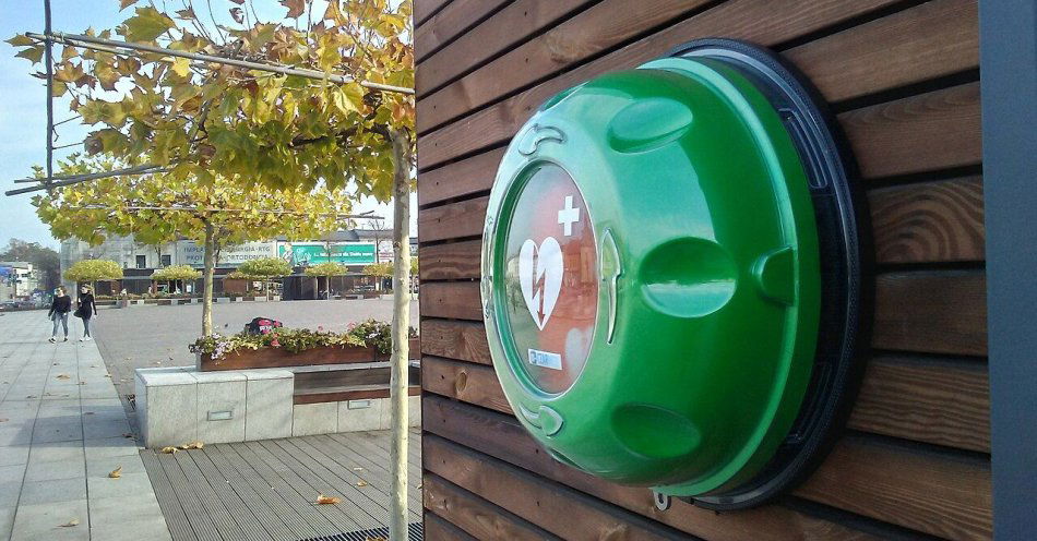 zdjęcie: Bełchatowianie wybrali projekty XI Budżetu Obywatelskiego / Defibrylator AED - urządzenie ratujące życie. Fot. Wikimedia Commons, CC0