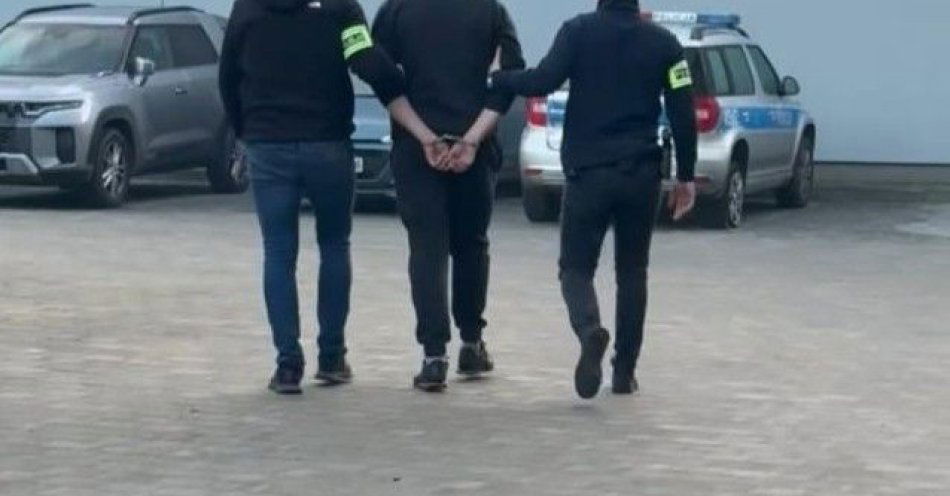 zdjęcie: Śmieci zamiast plonów pod Zębowem. Rodzinna fikcja recyklingu / fot. KPP Nowy Tomyśl