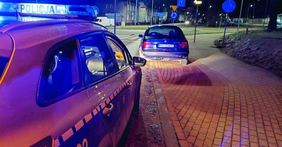 zdjęcie: Jechał bez świateł – kontrola drogowa zakończyła się mandatami na sumę 3600 zł, 14 punktami karnymi oraz potrzebą odholowania BMW / fot. KPP w Lidzbarku Warmińskim