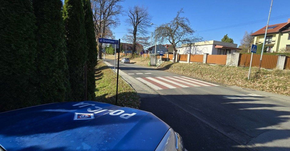zdjęcie: Żywiecka policja zapewnia bezpieczeństwo przy cmentarzach / fot. KPP w Żywcu