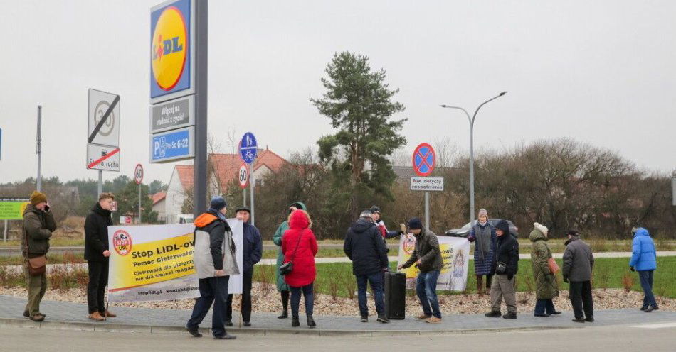 zdjęcie: Przed sklepami Lidl protest przeciw planowanej budowie centrum dystrybucji w Gietrzwałdzie / fot. PAP