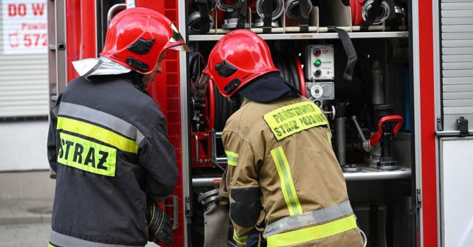 zdjęcie: Kraków: słup ognia na wysokość ok. 20 m po rozszczelnieniu gazociągu / Szczecin, 26.08.2025. Straż pożarna podczas gaszenia pożaru mieszkania przy ulicy Niemierzyńskiej w Szczecinie, 26 bm. W wyniku pożaru ewakuowanych zostało pięć osób, dwoje dorosłych i trójka dzieci. W akcji gaszenia brało udział pięć zastępów straży pożarnej. (sko) PAP/Marcin Bielecki