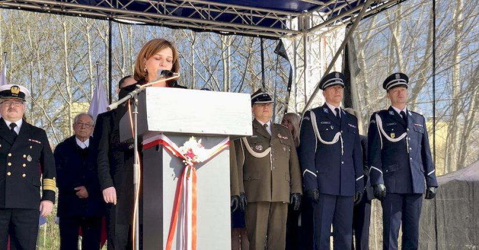 zdjęcie: Uroczystość nadania sztandaru w Zespole Szkól Informatycznych w Słupsku / fot. KMP w Słupsku