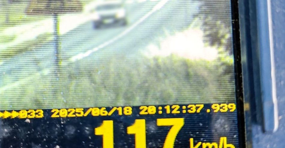 zdjęcie: Pędził 117 km/h w obszarze zabudowanym i przez przejście dla pieszych - został zatrzymany przez policjantów / fot. KPP Międzyrzecz