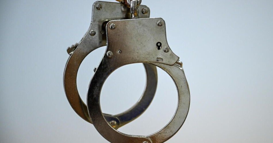 zdjęcie: Areszt dla nauczyciela z Sieradza za podawanie narkotyków małoletniemu / Przemyśl, 21.08.2024. Zdjęcie ilustracyjne. Kajdanki w Przemyślu, 21 bm. PAP/Darek Delmanowicz