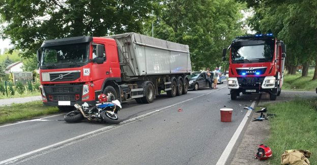 Niebezpieczny wypadek z udziałem motocyklisty