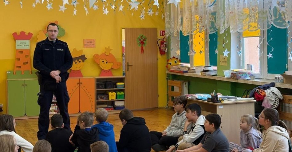 zdjęcie: Policjant z Działoszyc przypomina o bezpieczeństwie podczas ferii / fot. KPP Pińczów