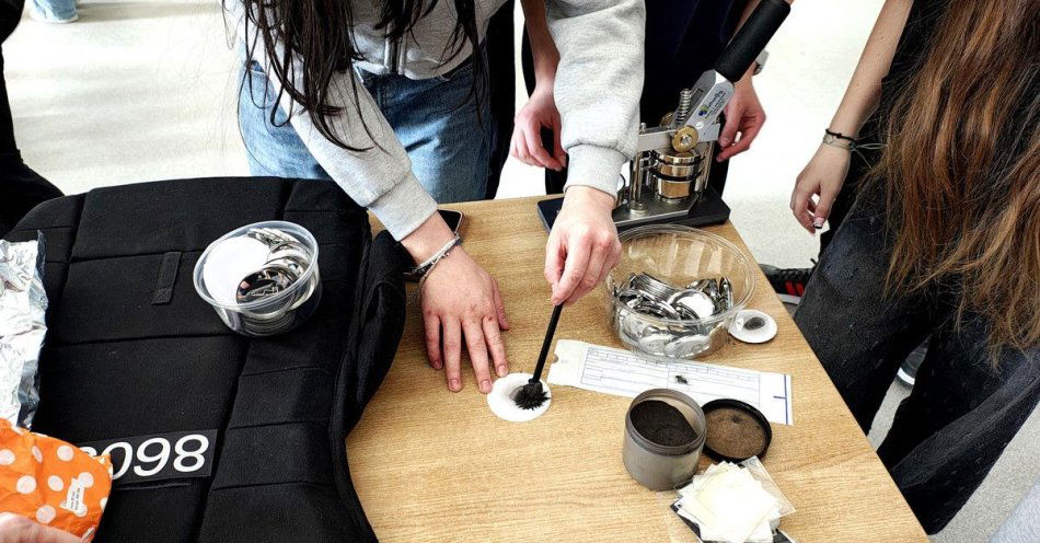 zdjęcie: Młodzi adepci policji z Bujen poznali pracę funkcjonariuszy / fot. KMP w Piotrkowie Trybunalskim