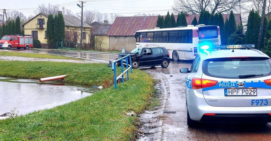 zdjęcie: Autobus przewożący dzieci zderzył się z volkswagenem / fot. KPP w Rawie Mazowieckiej