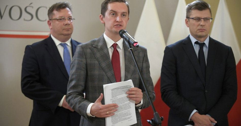 zdjęcie: Posłowie PiS: prokurator generalny nie ma prawa prowadzić jakichkolwiek czynności wobec rzeczników dyscyplinarnych / Warszawa, 17.09.2020. Wiceministrowie sprawiedliwości Michał Wójcik (L), Sebastian Kaleta (C) oraz Marcin Warchoł (P) podczas konferencji prasowej w siedzibie resortu sprawiedliwości w Warszawie, 17 bm. Temat spotkania - 