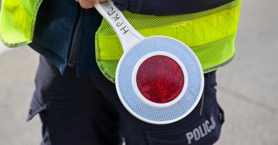 zdjęcie: Policja: w drugi dzień świąt ponad 12,5 tys. interwencji / Rzeszów, 31.10.2024. Policyjny patrol podczas ogólnopolskiej akcji „Znicz 2024” w Rzeszowie, 31 bm. PAP/Darek Delmanowicz
