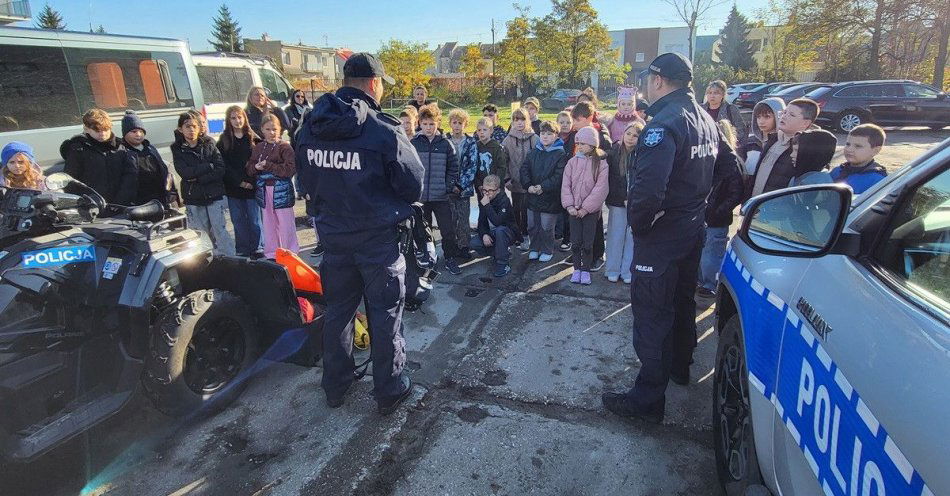 zdjęcie: Uczniowie z Dziesiątki zwiedzili komendę policji / fot. KMP we Włocławku