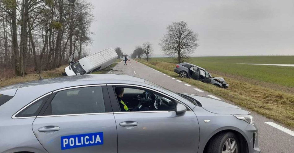 zdjęcie: Po zderzeniu osobówki z busem 5 osób trafiło do szpitala / fot. KPP w Bartoszycach