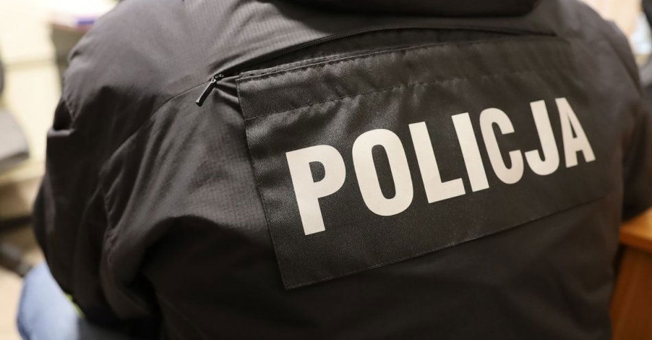 zdjęcie: Policjanci wyprowadzili mężczyznę z zadymionego mieszkania / fot. KMP Białystok