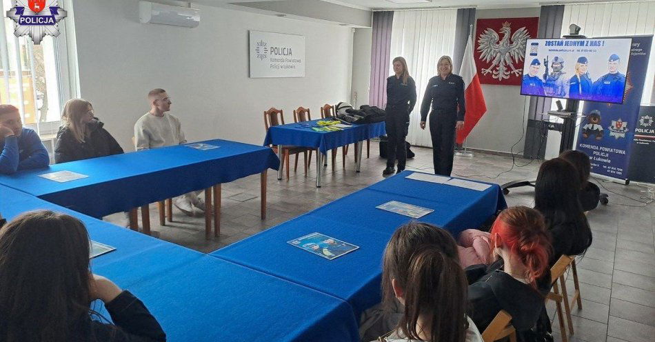 zdjęcie: Uczniowie z Łukowa poznali służbę w Komendzie Policji / fot. KPP Łuków