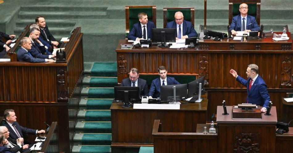 zdjęcie: Sejm podjął uchwałę ws. działań niezbędnych dla zapewnienia spełniania przez TK wymogów bezstronnego i niezawisłego sądu / Warszawa, 13.03.2026. Szef Kancelarii Prezydenta RP Zbigniew Bogucki (P dół) i marszałek Sejmu Włodzimierz Czarzasty (P góra) na sali obrad Sejmu, 13 bm. Posłowie w ostatnim dniu posiedzenia mają m.in. dokonać wyboru sędziów Trybunału Konstytucyjnego. Sejm ma też rozpatrzeć wniosek Rady Ministrów o wyrażenie zgody na przedłużenie czasowego ograniczenia prawa do złożenia wniosku o udzielenie ochrony międzynarodowej na granicy państwowej z Republiką Białorusi. (sko) PAP/Radek Pietruszka