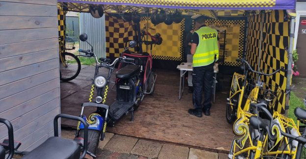Policjanci z koszalińskiej drogówki kontrolowali w Mielnie punkty wypożyczalni jednośladów