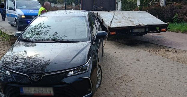 Wjechał samochodem na plażę, został ukarany dwoma mandatami na kwotę 10 tysięcy złotych