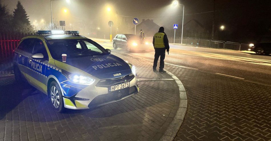 zdjęcie: Pięciu pijanych kierowców wśród 3200 kontroli w powiecie / fot. KMP w Olsztynie Policjanci z Komisariatu Policji w Olsztynku