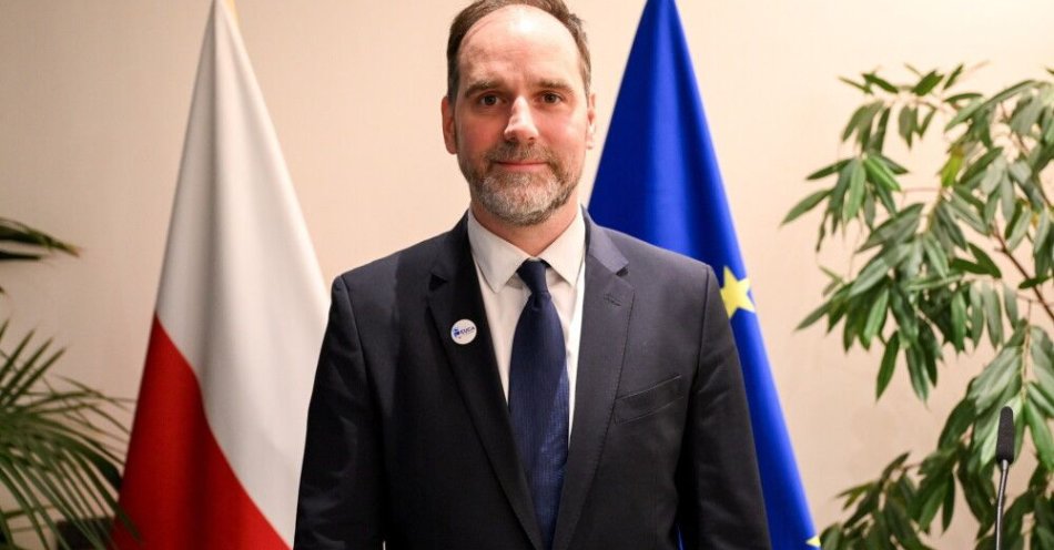 zdjęcie: Wiceszef MSZ: dotąd Polska nie chciała podnosić relacji z Węgrami na poziom polityczny, teraz to powinno być łatwiejsze / Strasburg, Francja, 21.01.2026. Sekretarz stanu w Kancelarii Prezesa Rady Ministrów Ignacy Niemczycki podczas wypowiedzi dla mediów w siedzibie Parlamentu Europejskiego w Strasburgu, 22 bm. Polska ubiega się o ustanowienie w Warszawie siedziby EUCA – Urzędu Unii Europejskiej ds. Celnych, nowej unijnej agencji, która zostanie powołana w ramach reformy unii celnej. (jm) PAP/Wiktor Dąbkowski