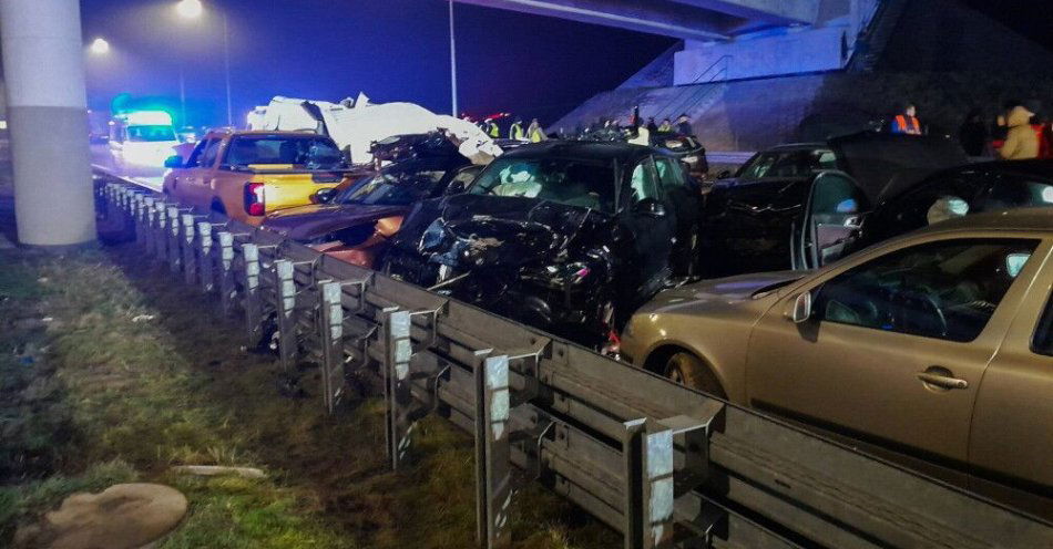 zdjęcie: Lubelskie: 18 samochodów zderzyło się wieczorem w karambolu; S19 w stronę Rzeszowa wciąż zablokowana / Stojeszyn, 19.12.2025. Karambol na S19 na wysokości miejscowości Stojeszyn, 19 bm. Niedaleko węzła Modliborzyce zderzyło się 26 samochodów. Rannych zostało 10 osób. (mr) PAP/KPP Janów Lubelski HANDOUT EDITORIAL USE ONLY NO SALES ***Do tego materiału zdjęciowego dostępna jest również depesza w systemie CSI, pt.: Lubelskie/ Karambol na S19 ; trasa do Rzeszowa jest zablokowana***