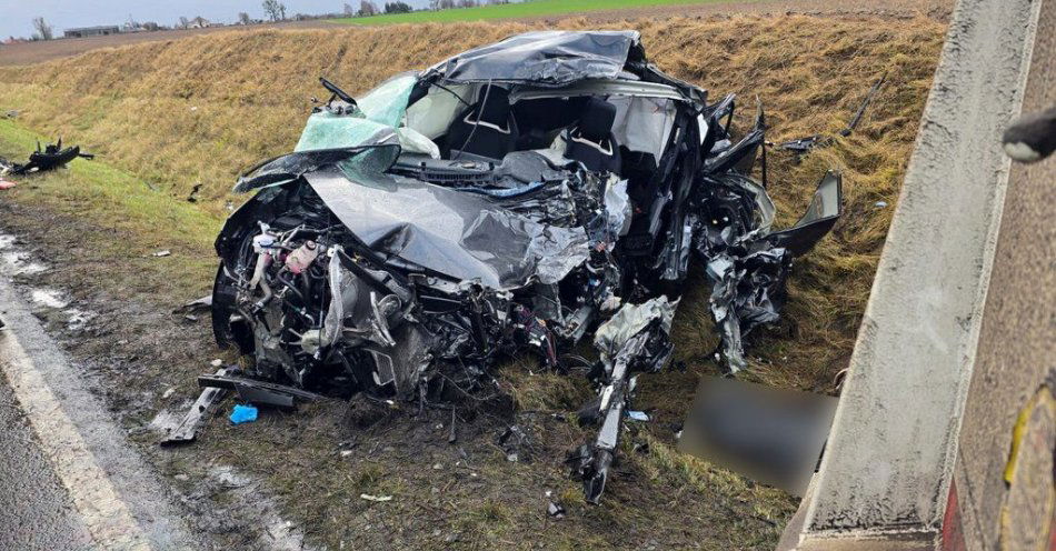 zdjęcie: Policjanci wyjaśniają okoliczności śmiertelnego wypadku / fot. KWP w Bydgoszczy
