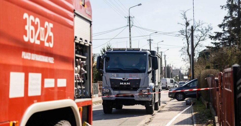 zdjęcie: Płock: trwają oględziny w domu, gdzie odkryto podejrzane substancje; wszczęto śledztwo / Płock, 01.04.2026. Służby na ulicy Zielonej w Płocku, 1 bm. Trwają oględziny w domu jednorodzinnego, gdzie po zgłoszeniu 72-letniej mieszkanki policja znalazła kilkaset słoików z podejrzanymi substancjami. Z opisu umieszczonego na części z nich wynika, że może chodzić o środki wybuchowe. Działania mogą potrwać kilka dni. (jm) PAP/Szymon Łabiński  ***Do tego materiału zdjęciowego dostępna jest również depesza w systemie CSI, pt.: Płock/ Trwają oględziny w domu, gdzie znaleziono słoiki z podejrzan