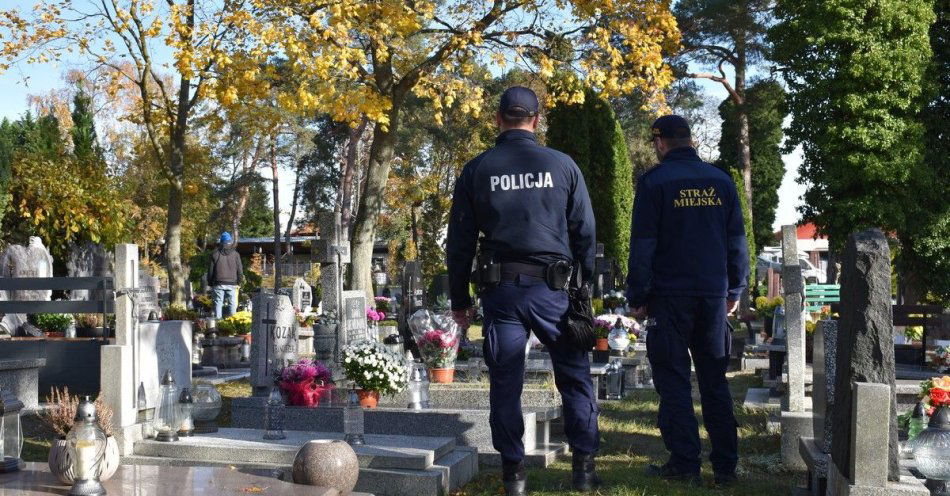 zdjęcie: Bezpieczeństwo przy cmentarzach przed Wszystkich Świętych / fot. KPP w Kamieniu Pomorskim
