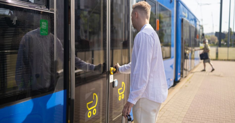 zdjęcie: Wstrzymany ruch po potrąceniu pieszego przez tramwaj / v49592588