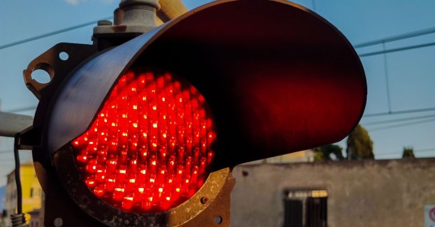 Na oczach policjantów wjechała na przejazd kolejowy ignorując czerwone światło