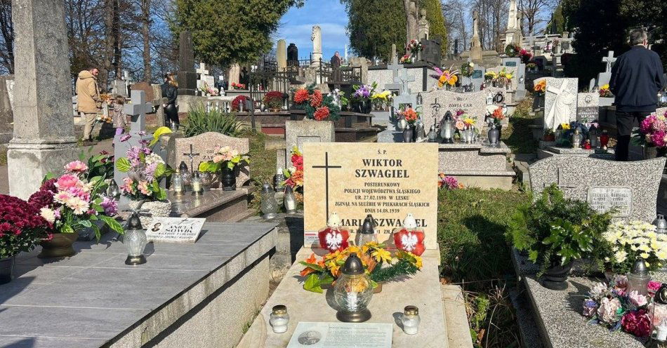 zdjęcie: Lescy policjanci oddali hołd poległym funkcjonariuszom / fot. KPP w Lesku