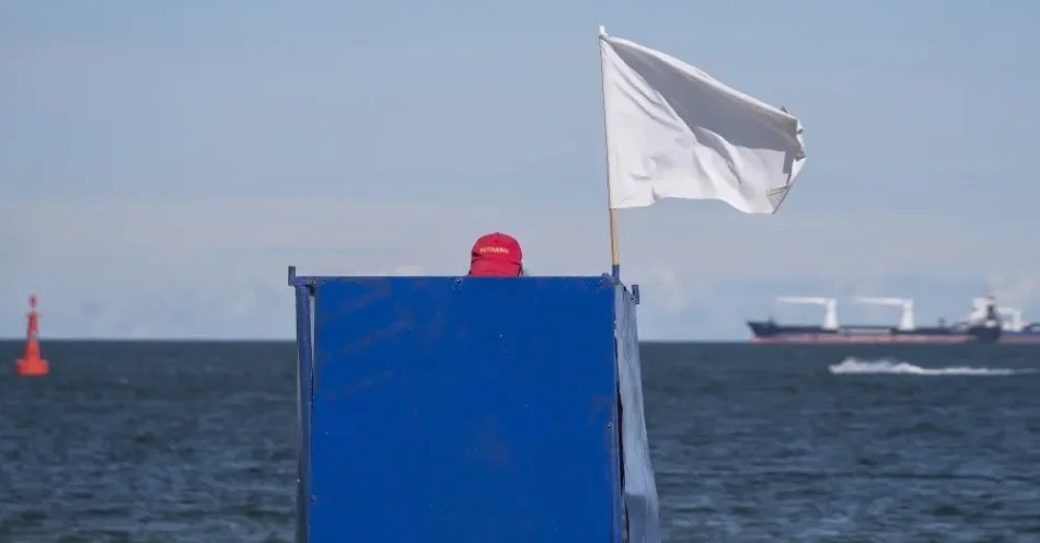 zdjęcie: Białe flagi na większości nadmorskich kąpielisk / Gdynia, (woj. pomorskie) 21.07.2016. Plaża miejska w Gdyni. (jo/awol) PAP/Jerzy Ochoński