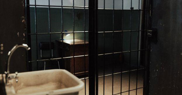 Rzucił psem o szafki kuchenne i uderzył matkę w twarz, został aresztowany