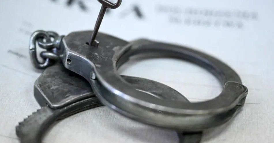 zdjęcie: Wielkopolskie: areszt dla podejrzanego o podłożenie ładunku wybuchowego / Przemyśl, 21.08.2024. Zdjęcie ilustracyjne. Kajdanki w Przemyślu, 21 bm. PAP/Darek Delmanowicz