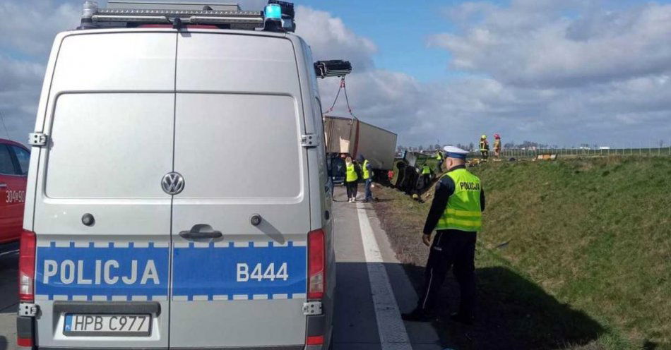 zdjęcie: Świdniccy policjanci pracowali na miejscu tragicznego wypadku na A4 pod Wrocławiem. W zderzeniu busa i ciężarówki  zginęły trzy osoby, a 5 zostało ran / fot. KPP w Świdnicy