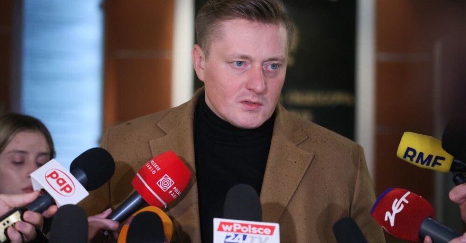 zdjęcie: Mec. Lewandowski: Ziobro otrzyma dokument podróży przewidziany w Konwencji Genewskiej / Warszawa, 03.11.2025. Mecenas Bartosz Lewandowski  podczas wypowiedzi w Prokuraturze Okręgowej w Warszawie, 3 bm. gdzie zaplanowano kontynuację przesłuchania w charakterze świadka marszałka Sejmu Szymona Hołowni. W lipcu Hołownia stwierdził, że wielokrotnie sugerowano mu, aby opóźnił zaprzysiężenie Karola Nawrockiego na prezydenta RP i dokonał w ten sposób „zamachu stanu”.  (ad) PAP/Leszek Szymański