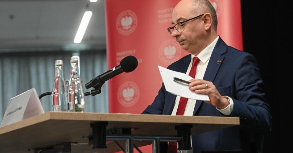 zdjęcie: Dr Mateusz Szpytma rekomendowany na prezesa Instytutu Pamięci Narodowej / Warszawa, 14.04.2026. Dr Mateusz Szpytma na przesłuchaniu kandydatów na stanowisko Prezesa Instytutu Pamięci Narodowej, 14 bm. w Warszawie. Kandydaci odpowiadają na pytania członków Kolegium IPN. (doro) PAP/Marcin Obara