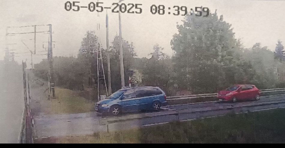 zdjęcie: Policjanci poszukują świadków wypadku na przejeździe kolejowym / fot. KPP Aleksandrów