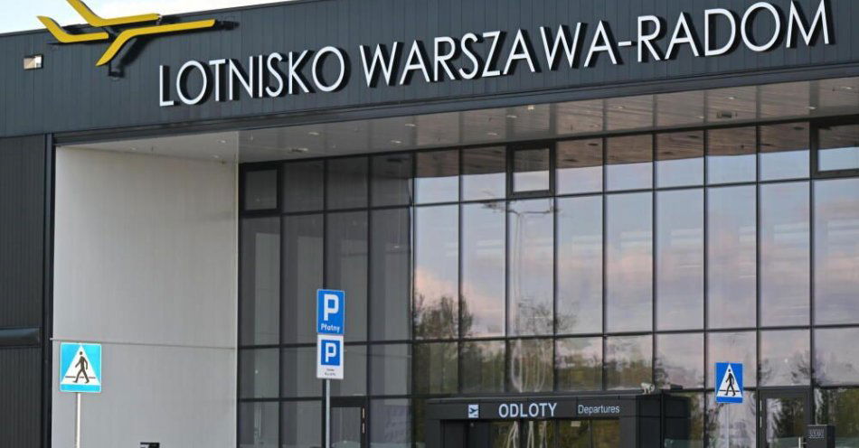 zdjęcie: Jesteśmy w kontakcie ze służbami w Radomiu; loty mogą zostać przeniesione do Warszawy / fot. PAP