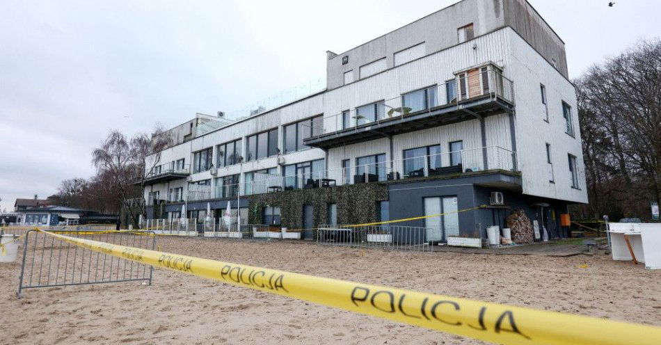 zdjęcie: Były szef Zatoki Sztuki w Sopocie ścigany listem gończym / Sopot, 29.12.2022. Policja przed sopockim lokalem dawnej Zatoki Sztuki - obecnie działającym jako Nowa Zatoka, 29 bm. Policja od kilku dni prowadzi czynności procesowe w lokalu. Zabezpieczenie odbywa się na zlecenie Małopolskiego Wydziału Zamiejscowego Departamentu do Spraw Przestępczości Zorganizowanej i Korupcji w Krakowie. Budynku wciąż pilnują policjanci. (ad) PAP/Jan Dzban ***Zdjęcie do depeszy PAP pt. Sopot/ Policyjny pies tropiący przy Zatoce Sztuki***