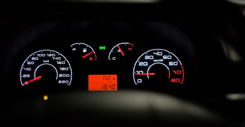 zdjęcie: 51-Latek prowadził auto mimo sądowego zakazu. Wpadł, bo przekroczył prędkość / pixabay/2667434