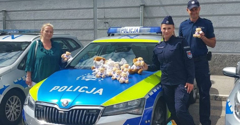 zdjęcie: Policjanci otrzymali pluszowe misie, które będą trafiały do dzieci podczas interwencji / fot. KMP w Gdańsku