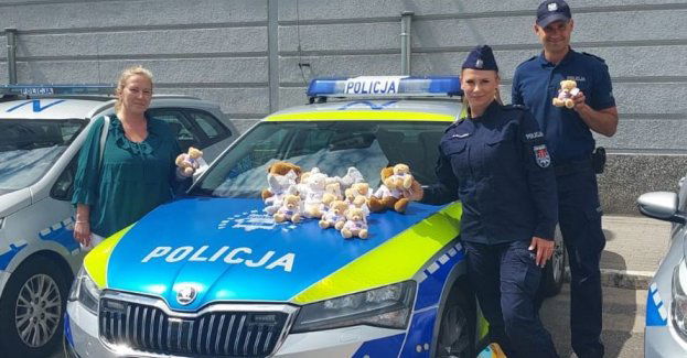 Policjanci otrzymali pluszowe misie, które będą trafiały do dzieci podczas interwencji
