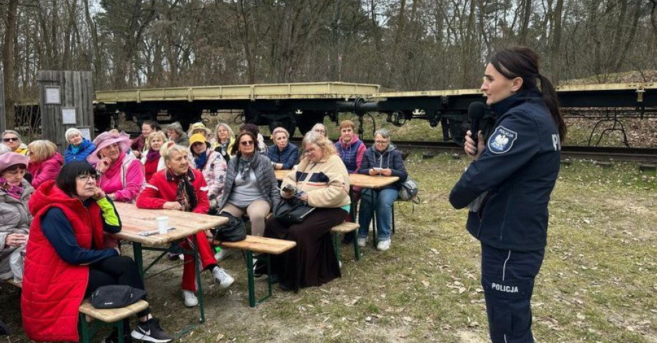 zdjęcie: Policjantki ostrzegają seniorów przed oszustami w Lubinie / fot. KPP w Lubinie